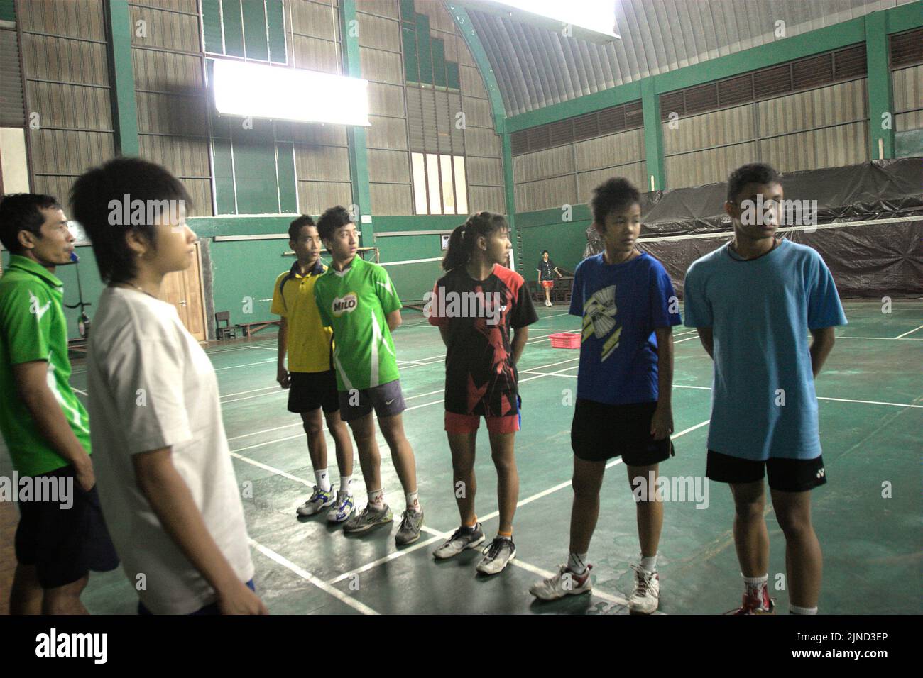 I giovani giocatori di badminton sono dati le istruzioni durante una sessione di addestramento al randello di badminton di Jaya Raya a Jakarta, Indonesia. Foto Stock