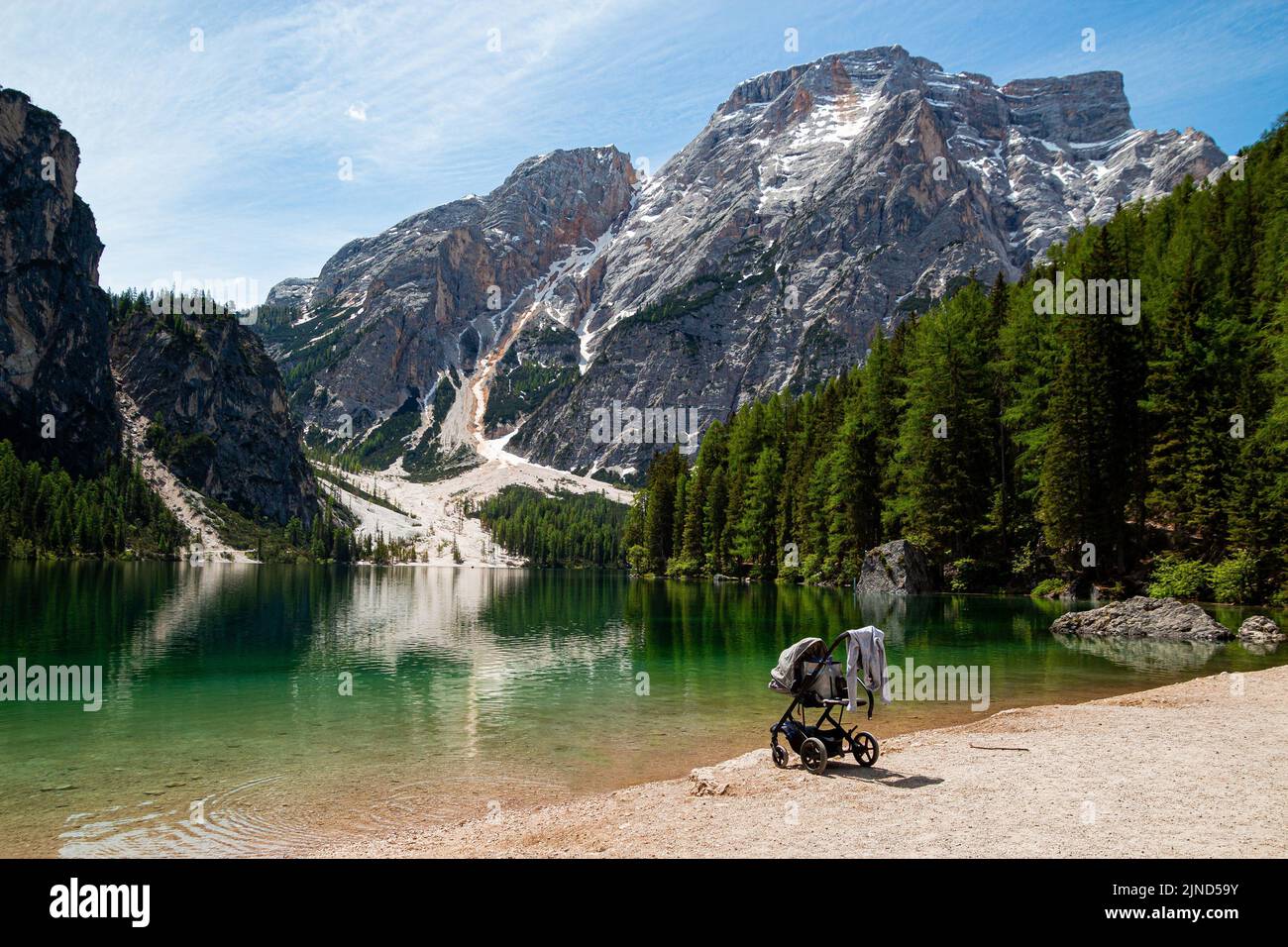 Sentiero escursionistico sul lago di montagna Pragser Wildsee (Lago di Braies) nelle Dolomiti, patrimonio dell'umanità dell'UNESCO, Alto Adige, Italia Foto Stock