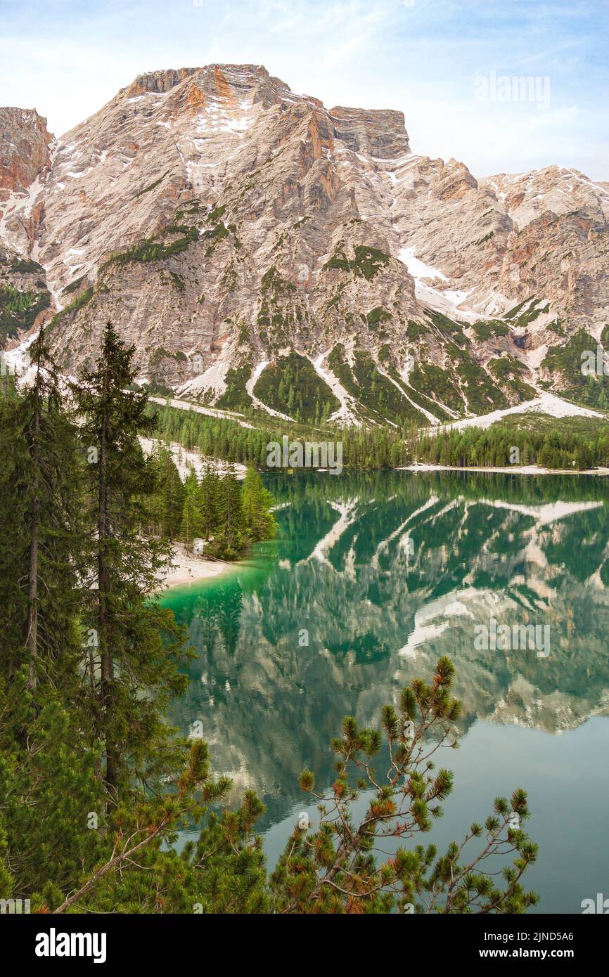 Il Monte Seekofel si specchia nelle acque limpide e calme dell'iconico lago naturale di montagna Pragser Wildsee (Lago di Braies) nelle Dolomiti, patrimonio dell'umanità dell'UNESCO Foto Stock