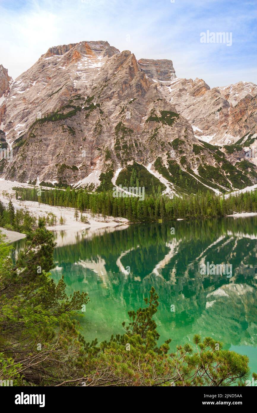 Il Monte Seekofel si specchia nelle acque limpide e calme dell'iconico lago naturale di montagna Pragser Wildsee (Lago di Braies) nelle Dolomiti, patrimonio dell'umanità dell'UNESCO Foto Stock