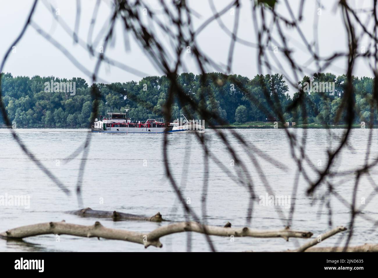 Novi Sad, Serbia - Settembre 29. 2019: Autocisterna sul Danubio a Petrovaradin vicino alla città di Novi Sad. Foto Stock