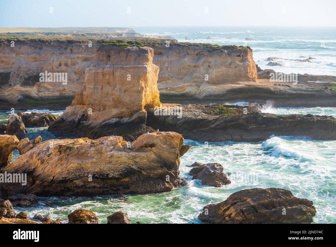 Scogliere frastagliate e Oceano Pacifico, Costa Centrale della California Foto Stock