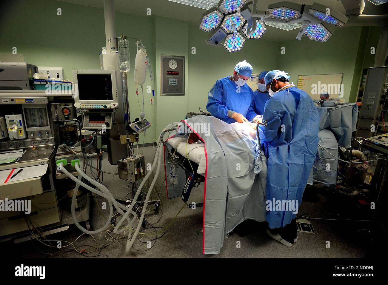 Foto del file datata 07/04/11 di un'operazione in corso presso il Queen Elizabeth Hospital, Birmingham, come un nuovo test potrebbe consentire ai medici di prevedere le possibilità di trapianti di fegato sviluppare complicazioni dopo in meno di 10 minuti, gli scienziati hanno detto. Foto Stock