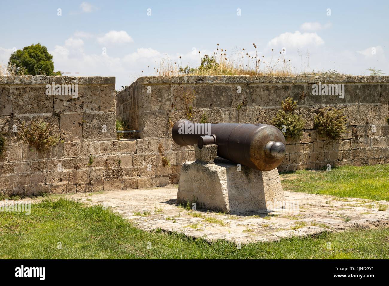 Artiglieria sul muro di difesa nella città vecchia di Acre, Israele Foto Stock