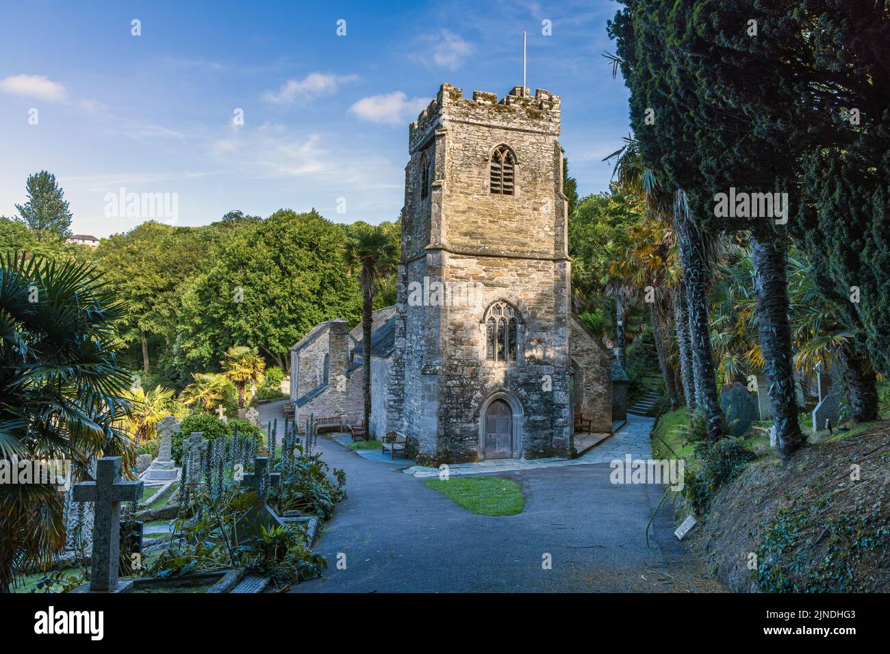 La bella St appena in Roseland Chiesa. Situato in un giardino sub-tropicale sul bordo di un torrente al largo del fiume Fal, sulla penisola di Roseland in Cornovaglia. Foto Stock