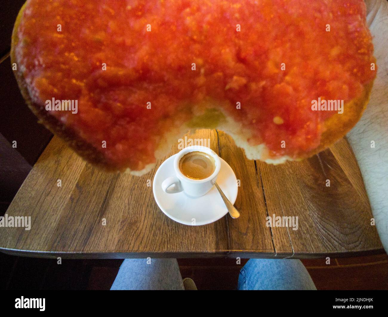 Pane tostato al pomodoro naturale macinato per i maschi. Tazza di caffè sul tavolo. Rumore leggero Foto Stock
