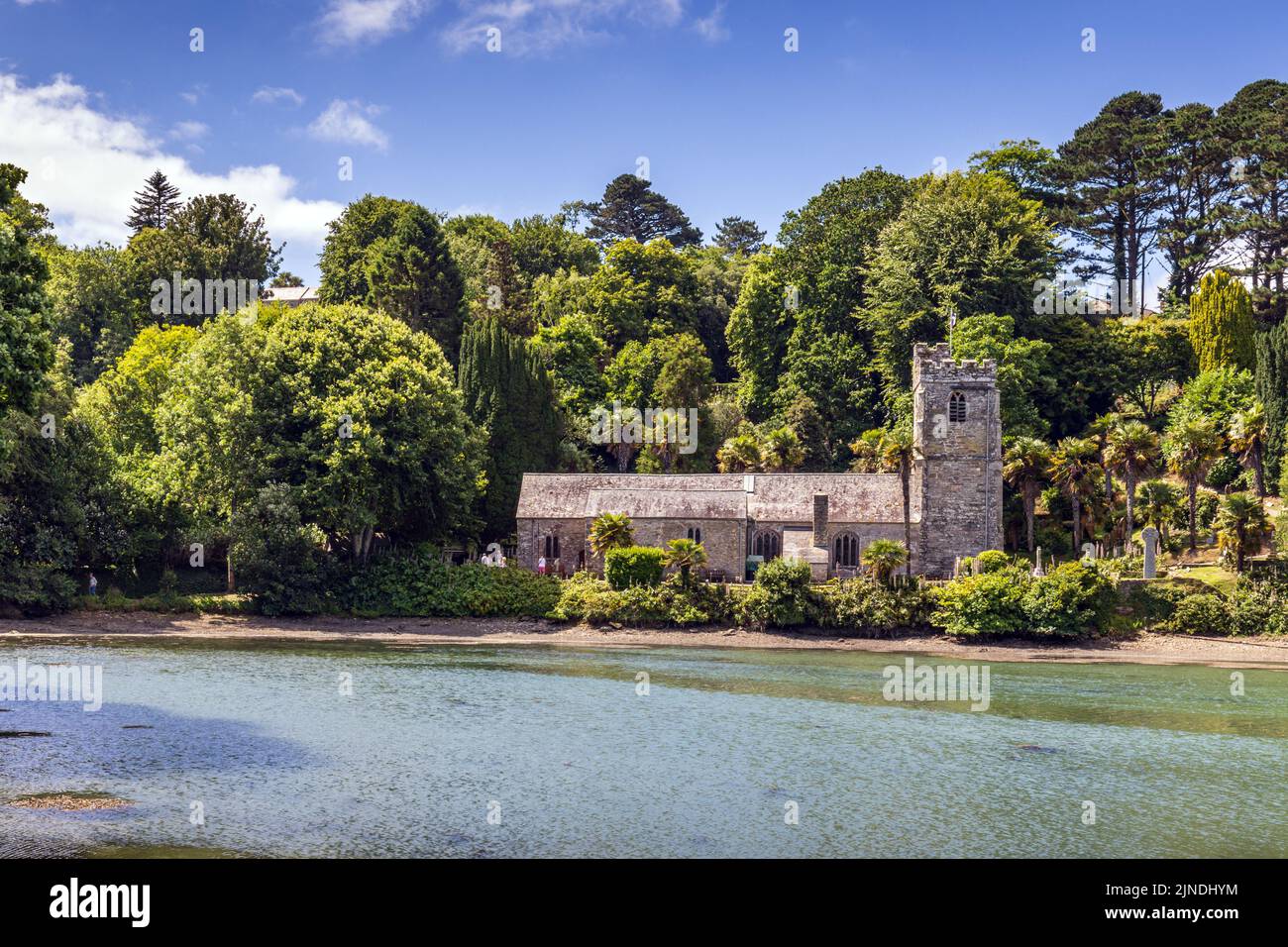 La bella St appena in Roseland Chiesa. Situato in un giardino sub-tropicale sul bordo di un torrente al largo del fiume Fal, sulla penisola di Roseland in Cornovaglia. Foto Stock