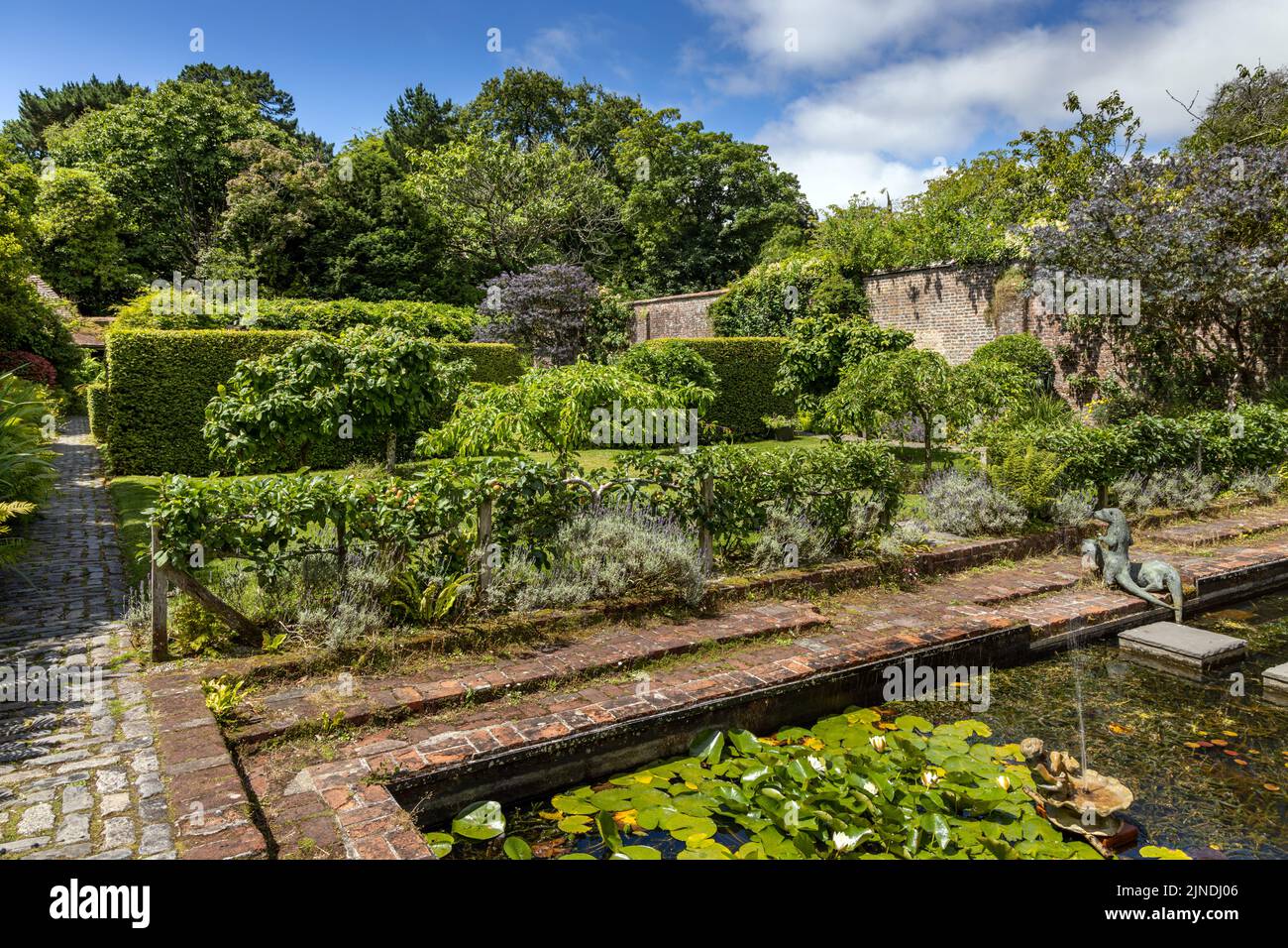Giardino murato a Trewiten House and Gardens, Truro, Cornovaglia, Inghilterra Foto Stock