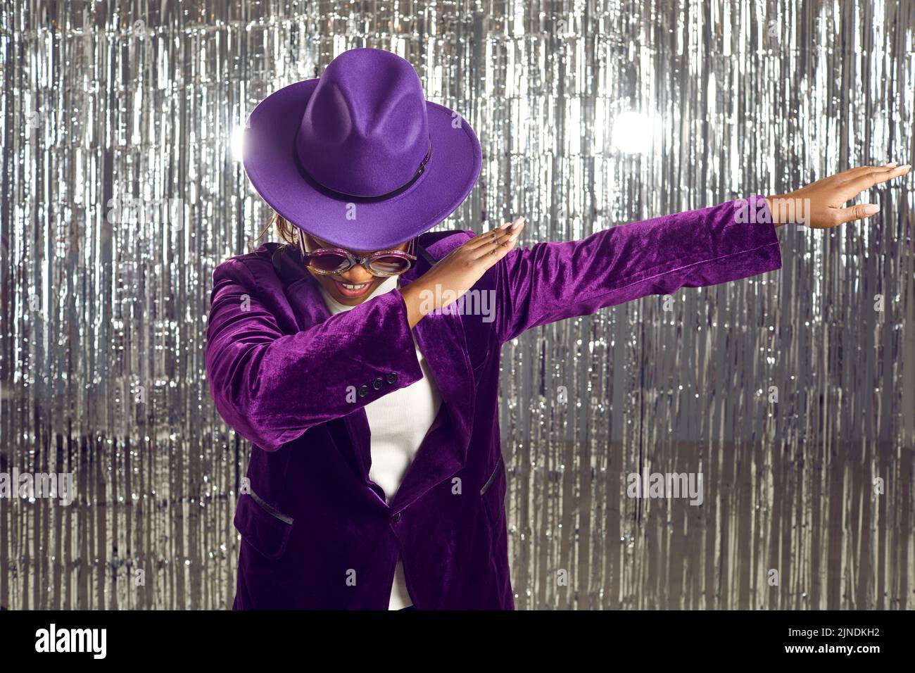 Felice ragazza disco nero fare passi di danza dab Foto Stock Felice ragazza disco nero fare passi di danza dab Foto Stock
