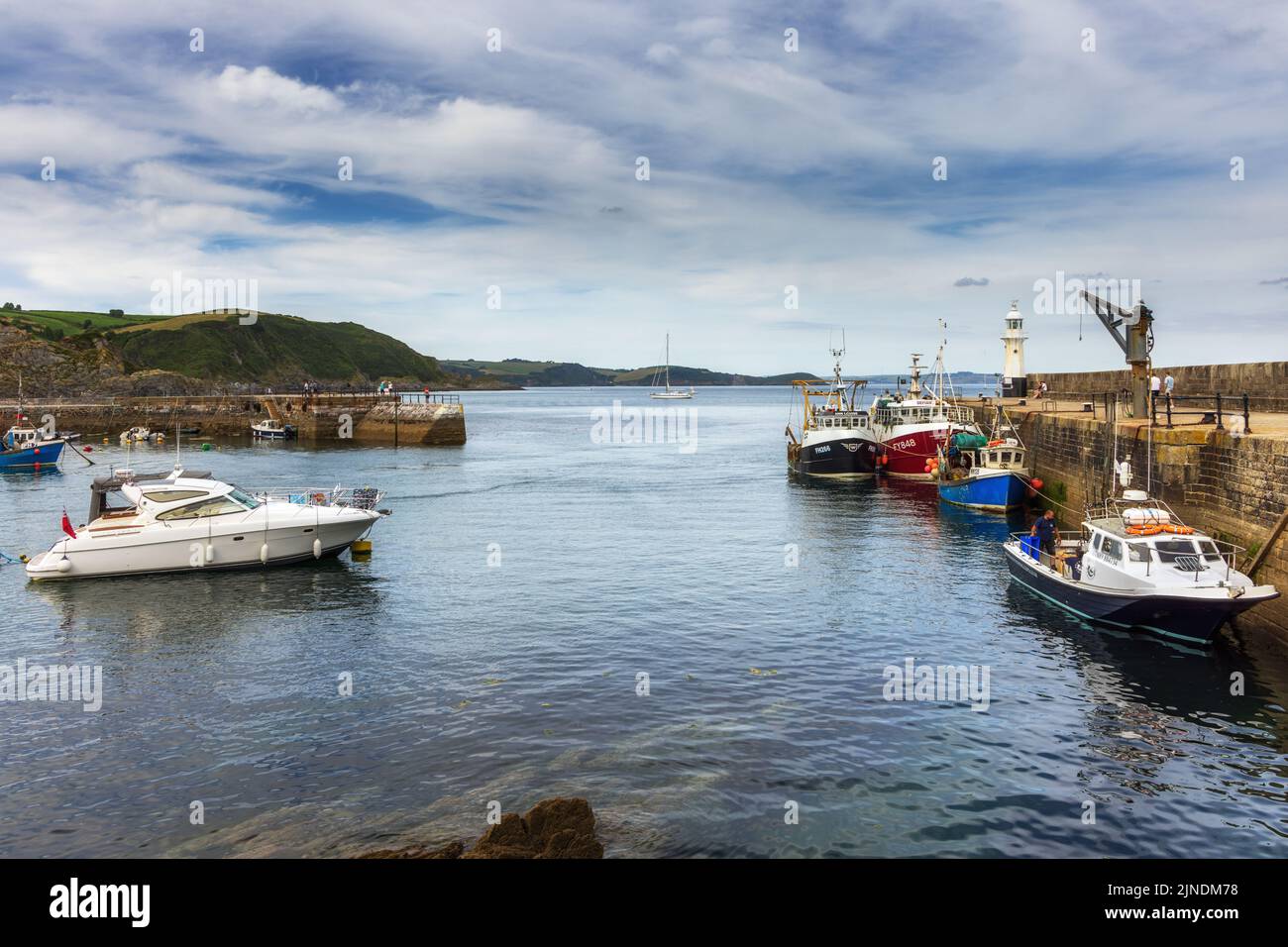 La vista dal Mevagissey Outer Harbour in Cornovaglia. Foto Stock