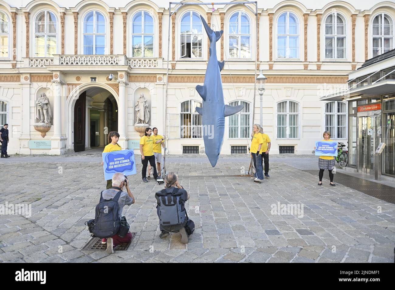 Vienna, Austria. 11th agosto 2022. Greenpeace consegna una petizione per la protezione del mare al Ministero degli Affari Esteri austriaco, firmata da 463.300 persone in Austria. Uno squalo fittizio alto cinque metri è stato appeso di fronte al Dipartimento di Stato per ricordare una seria conservazione marina. Credit: Franz PERC/Alamy Live News Foto Stock