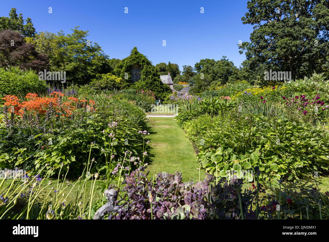 Gli splendidi giardini della Lanhydrock House vicino a Bodmin in Cornovaglia, Regno Unito Foto Stock