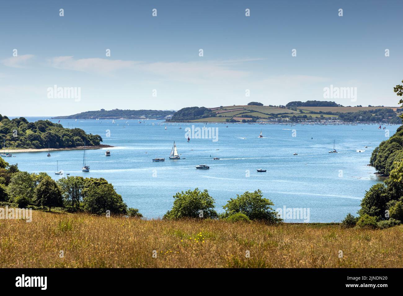 Il fiume Fal con Carrick Roads oltre a South Cornwall, Inghilterra. Foto Stock