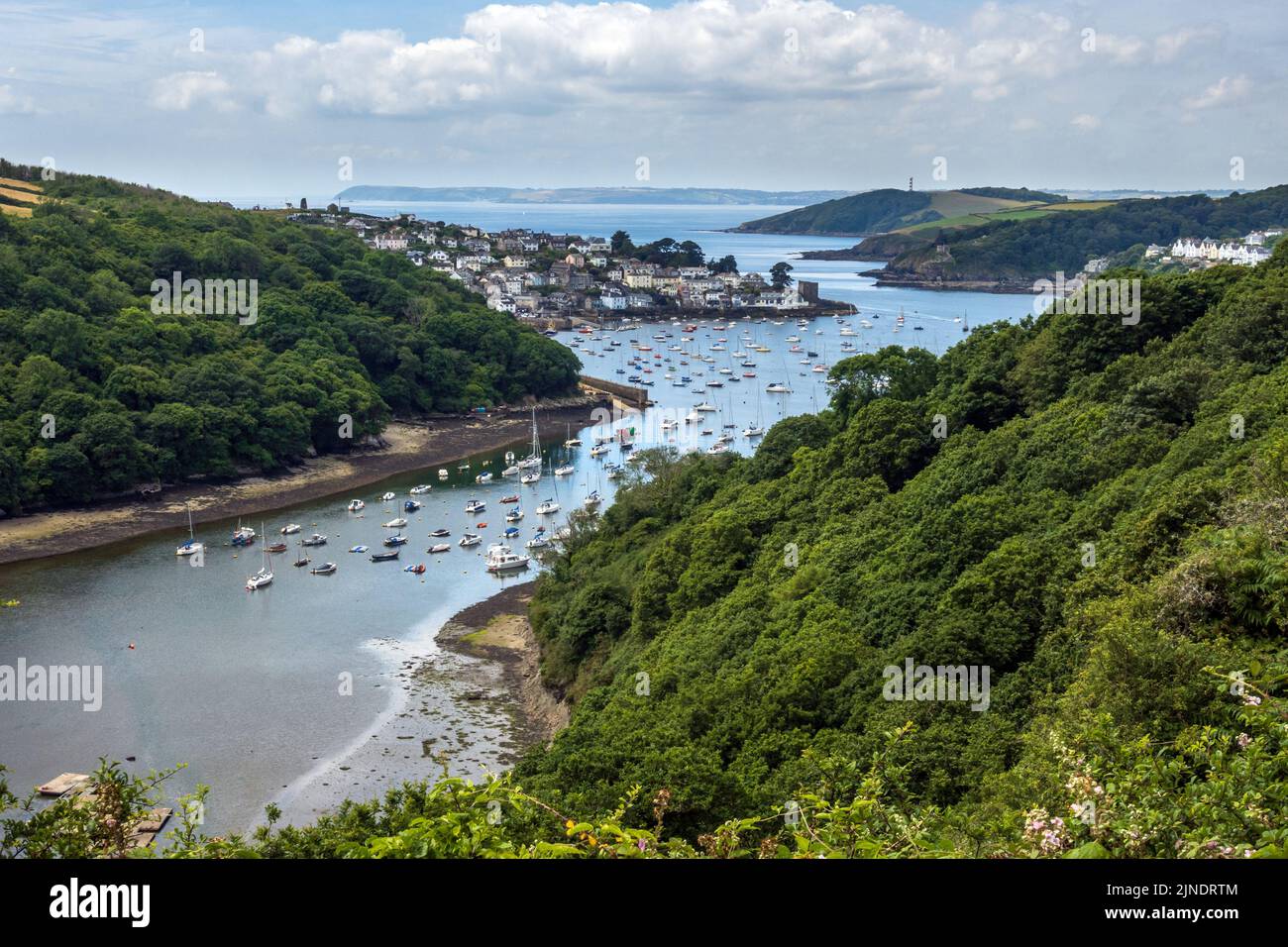 Vista elevata dell'estuario di Fowey e del villaggio costiero di Polruan e del suo porto in Cornovaglia. Pont pill fornisce un porto naturale per le barche. Foto Stock