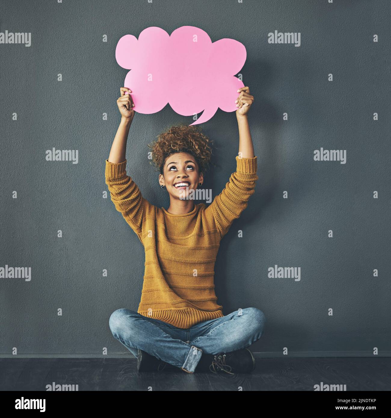 Donna in possesso di bolla di pensiero, chat e discorso per l'opinione della voce, chat sui social media e mostrare idea. Sorridente eccitato pensiero creativo di Foto Stock