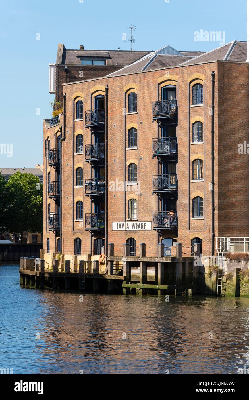 Java Wharf a Shad Thames, Londra, Regno Unito. Proprietà di magazzino convertito sul fiume Neckinger come incontra il Tamigi. Appartamenti di lusso Foto Stock