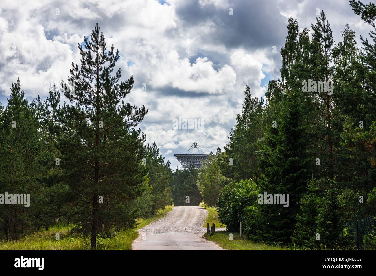Un enorme telescopio radio sovietico vicino alla città fantasma militare abbandonata dell'Unione Sovietica Irbene in Lettonia Foto Stock