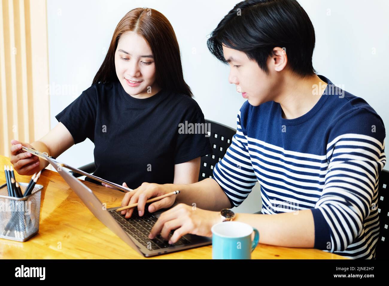 Discussione e scambio di idee durante il lavoro. Foto Stock