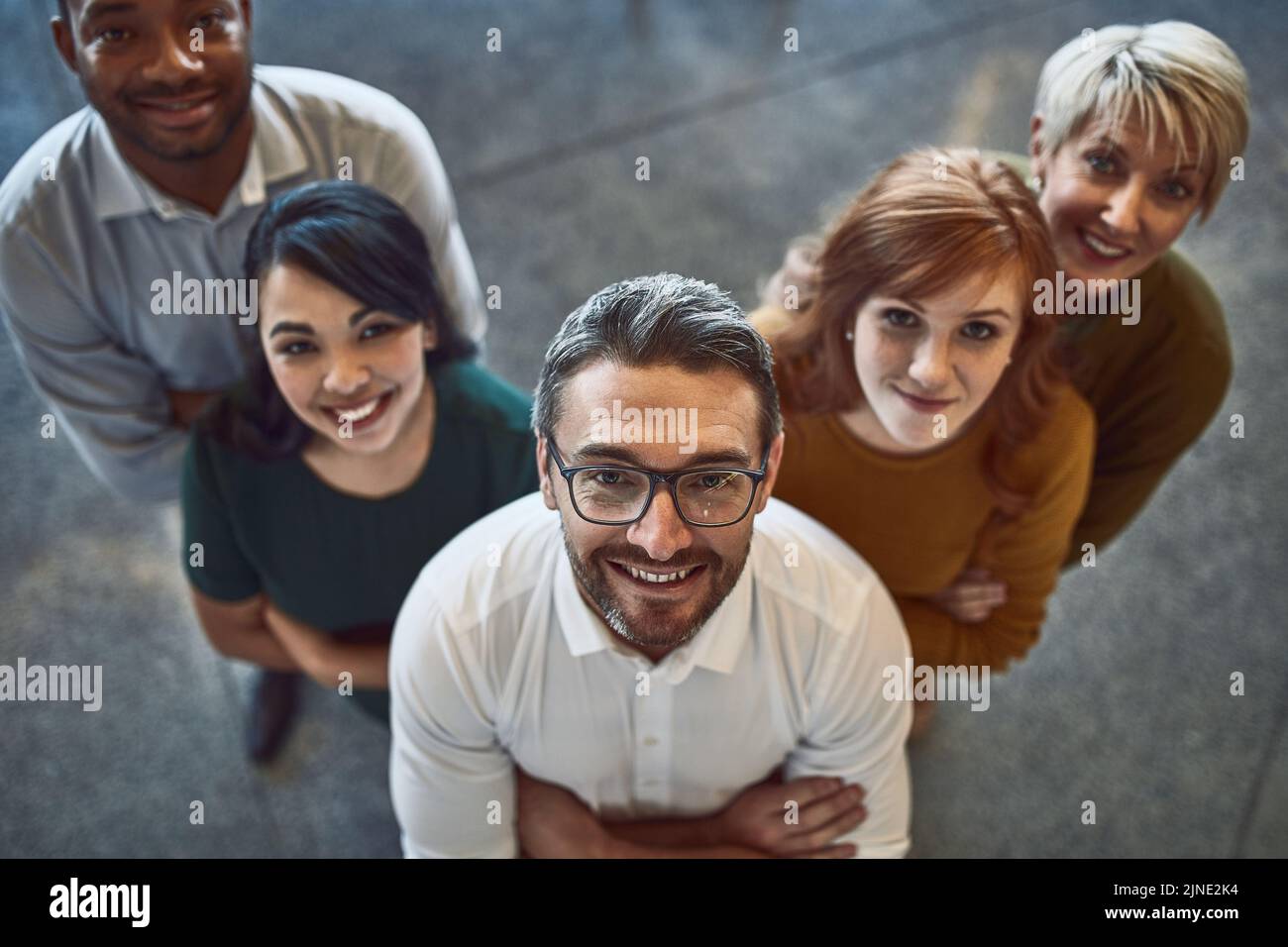 Sorridente, collaborativo e lavoro di squadra del team aziendale felice del supporto della comunità di lavoro. Ritratto di un gruppo eterogeneo di lavoratori con un sorriso. Sopra Foto Stock