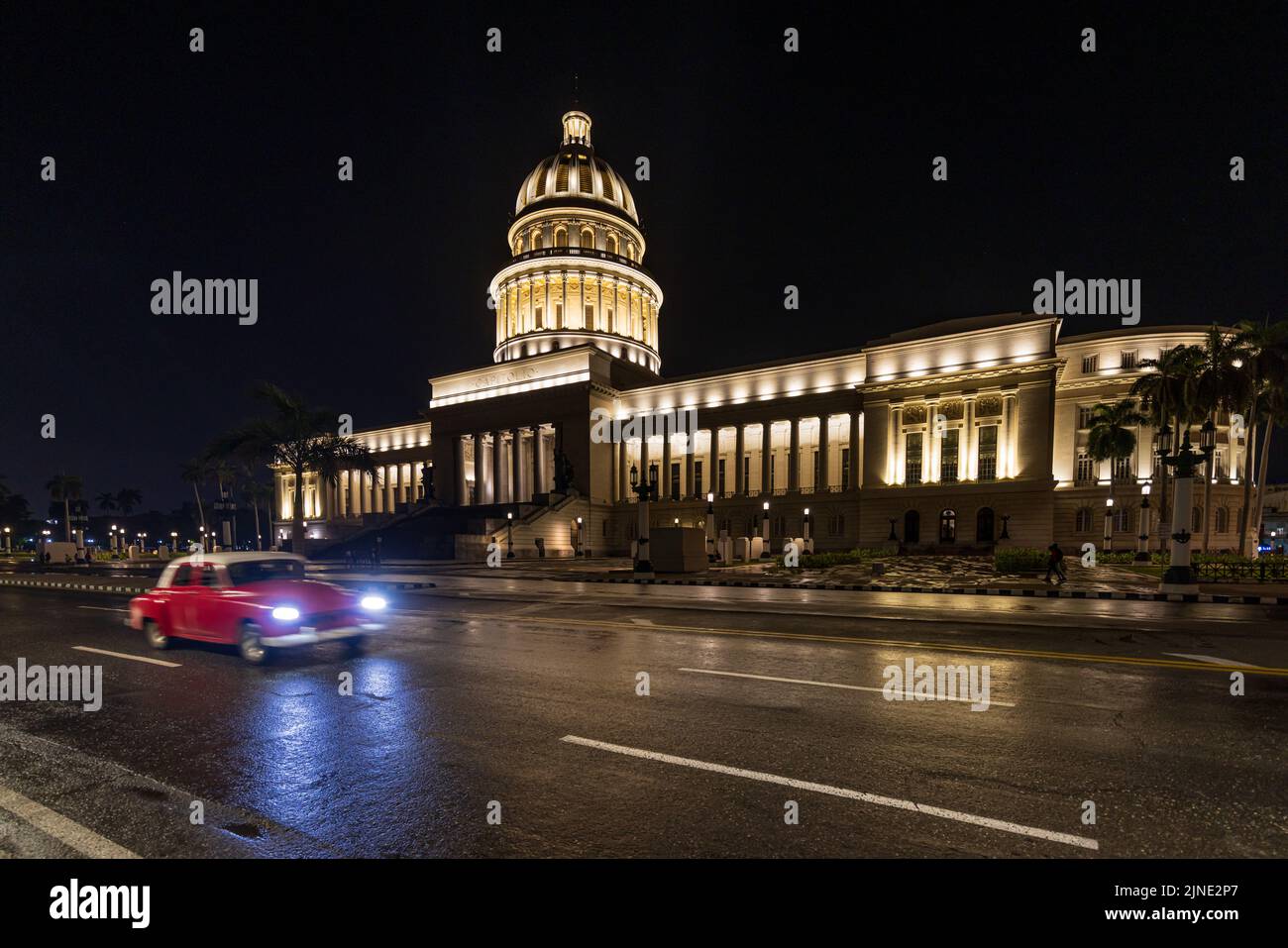 L'AVANA, CUBA - 3 GENNAIO: Capitolio di notte il 3 gennaio 2021 a l'Avana, Cuba Foto Stock