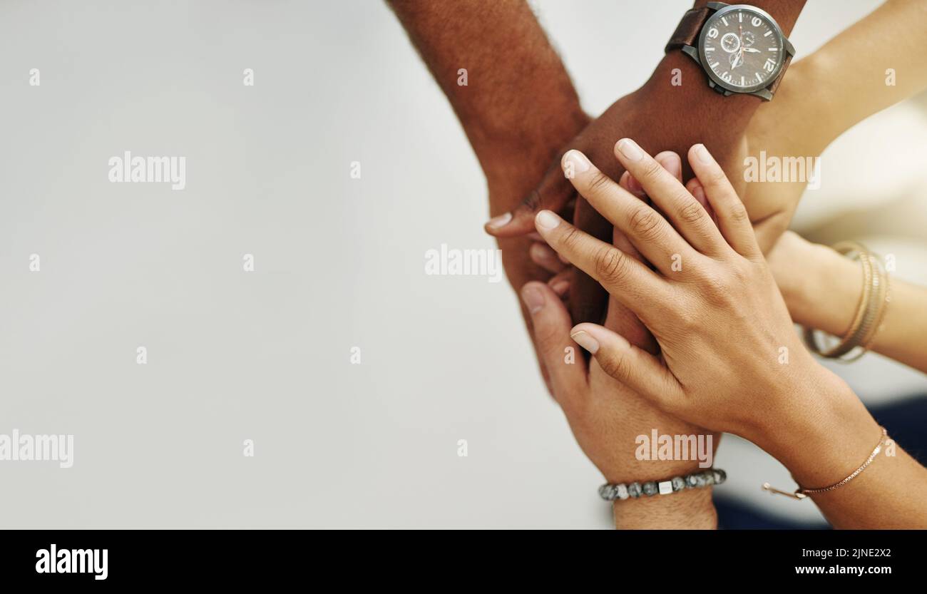 Lavoro di squadra, collaborazione e supporto con la comunità unendo le mani per la motivazione. Collaborazione di team diversificata e collegamento della partnership con una visione o. Foto Stock