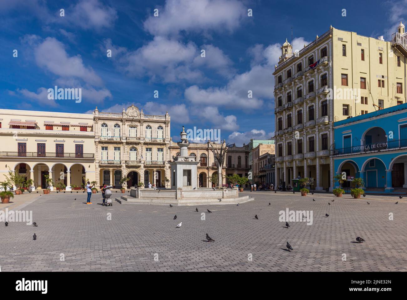 CITTÀ DELL'AVANA, CUBA - 2 GENNAIO: Plaza Vieja durante la pandemia globale di Corona il 2 gennaio 2021 a l'Avana, Cuba Foto Stock