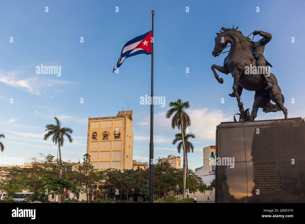 L'AVANA CUBA. 2 GENNAIO: Vista della statua di Jose Marti sul suo cavallo, nella Plaza 13 de Marzo il 2 gennaio 2021 a l'Avana, Cuba Foto Stock