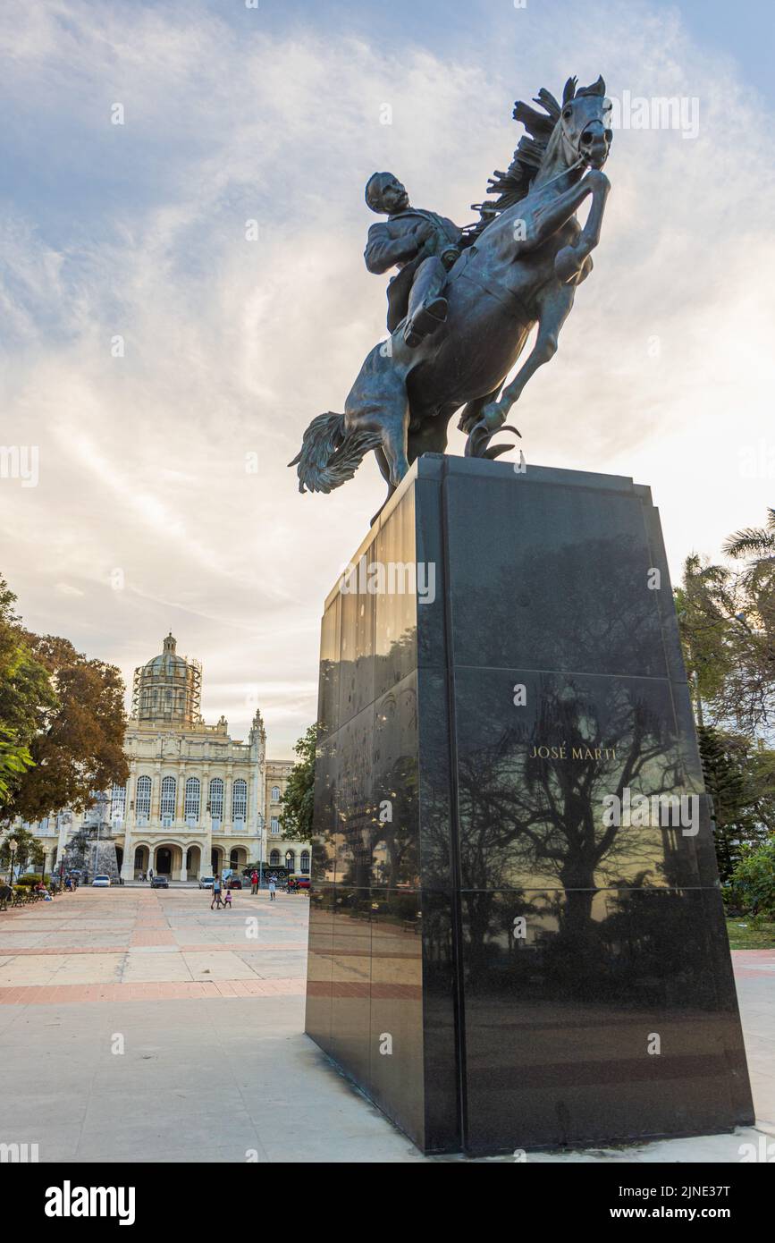 L'AVANA CUBA. 2 GENNAIO: Vista della statua di Jose Marti sul suo cavallo, nella Plaza 13 de Marzo il 2 gennaio 2021 a l'Avana, Cuba Foto Stock