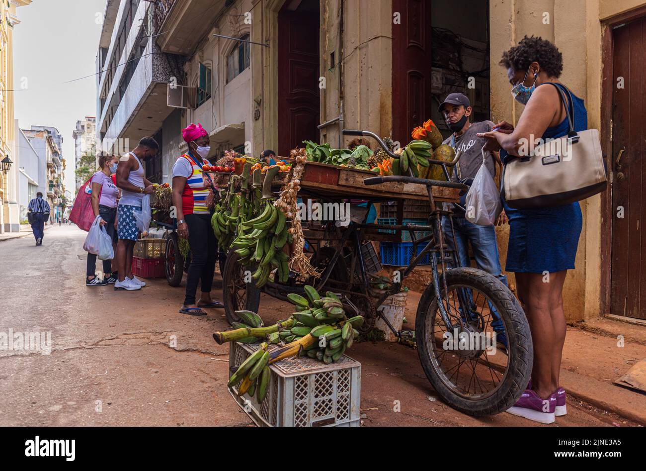 L'AVANA CUBA. GENNAIO 2: Stallo del mercato durante l'epidemia globale di Corona il 2 gennaio 2021 a Havanna, Cuba Foto Stock