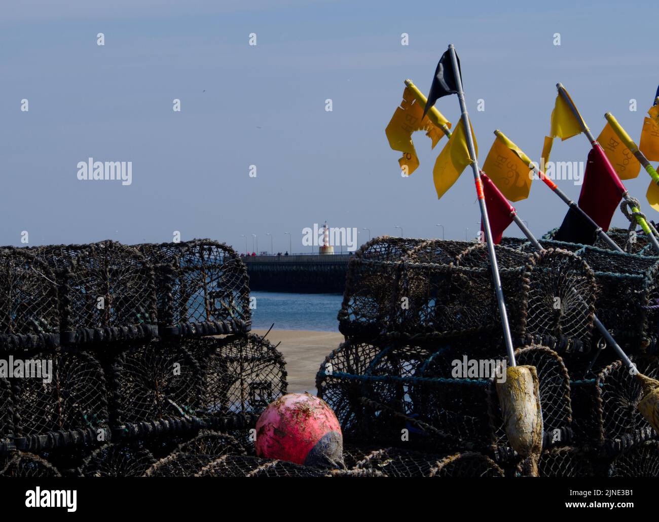 Amble porto Northumbria guardando verso il faro attraverso aragoste pentole aprile 2022 Foto Stock