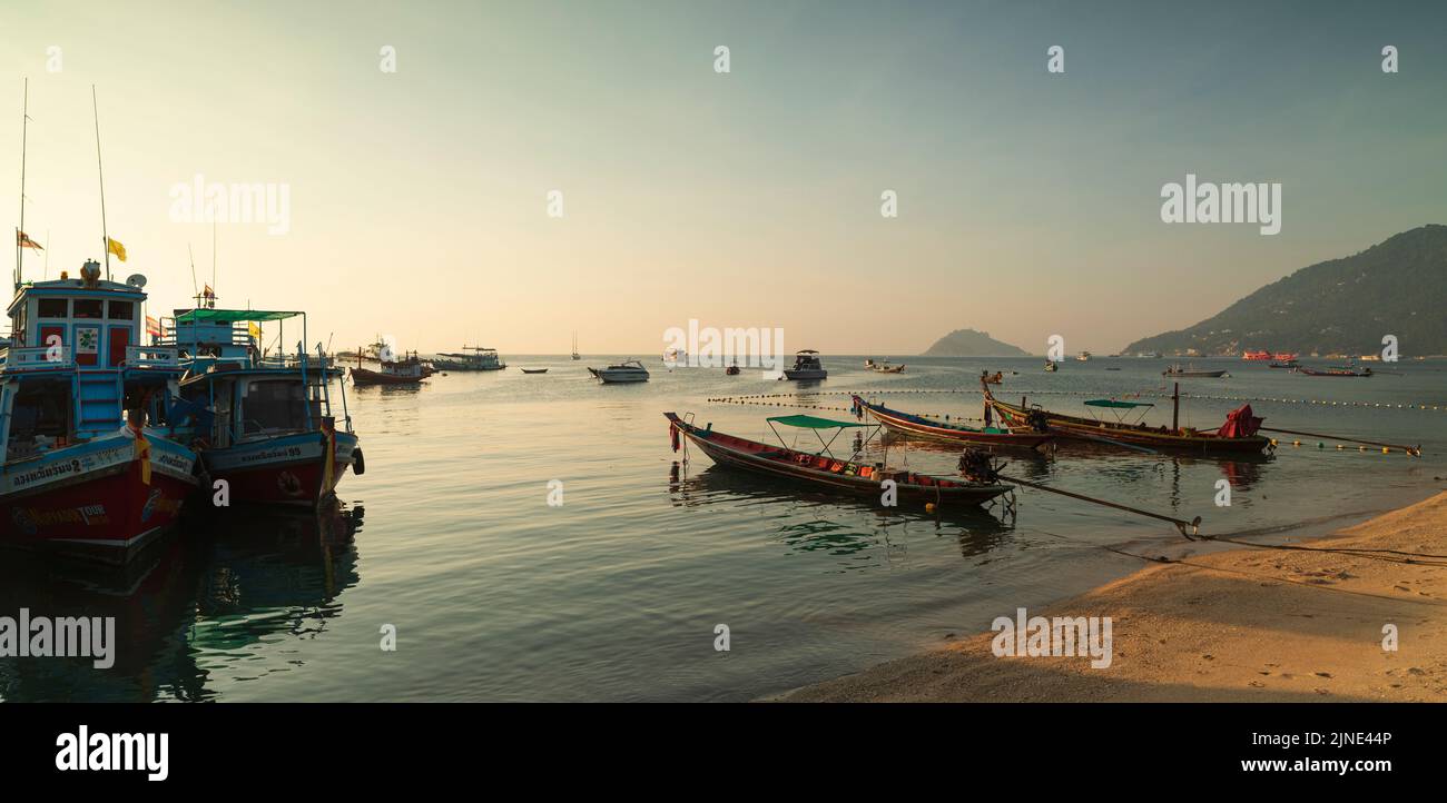 KOH TAO, THAILANDIA, 22 MARZO 2016; tour in barca tradizionale della thailandia. Isola di Koh Tao al tramonto. Foto Stock