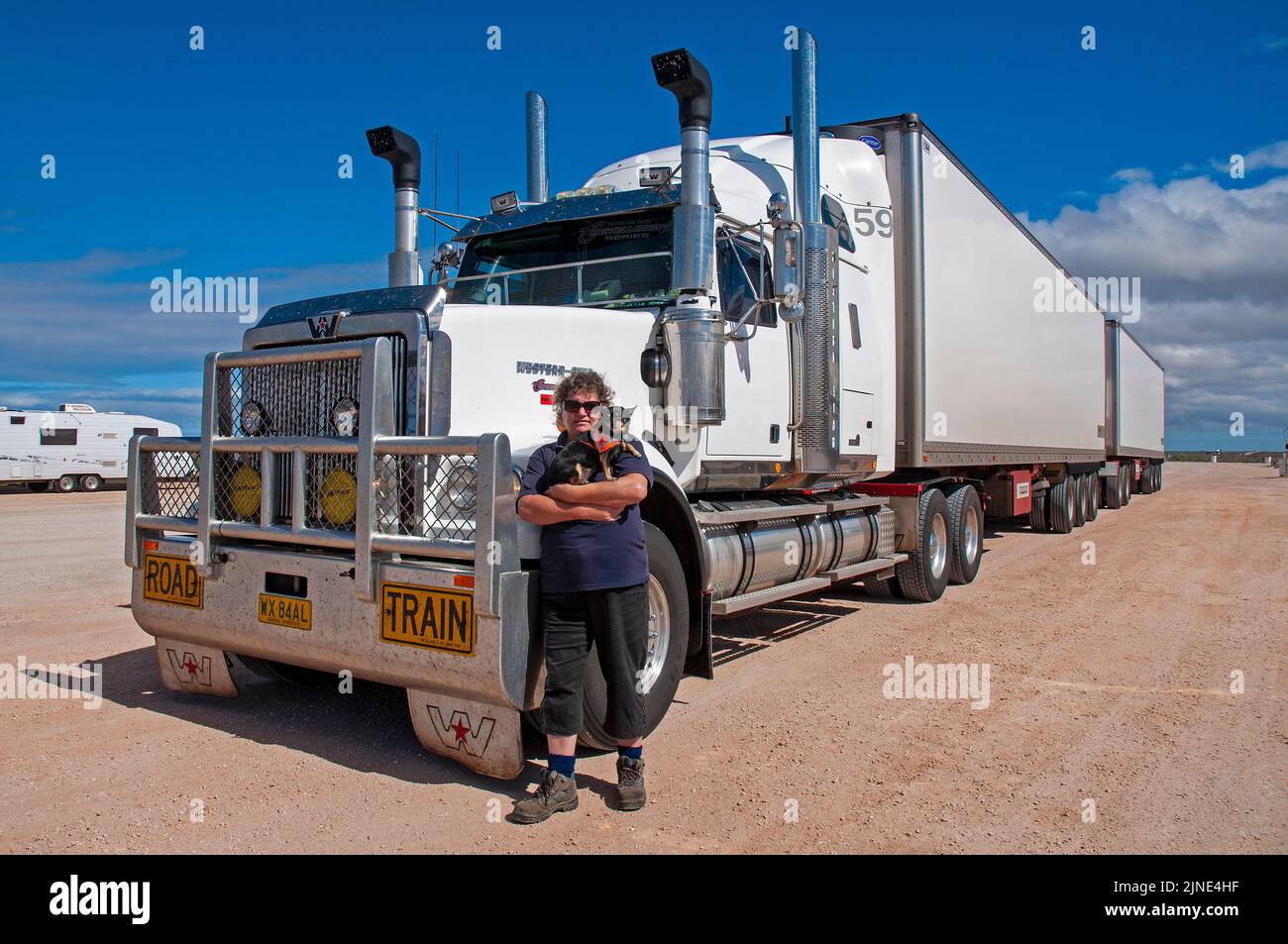 Fay Frances-Lewis, camionista donna sulla strada con il B-Double guida 75 tonnellate di pomodori maturi 2695 km tra Perth e Adelaide due volte a week.Covering oltre 10.000 km alla settimana, è accompagnata da suo marito come fuori-sider e il suo cane da compagnia. Foto Stock