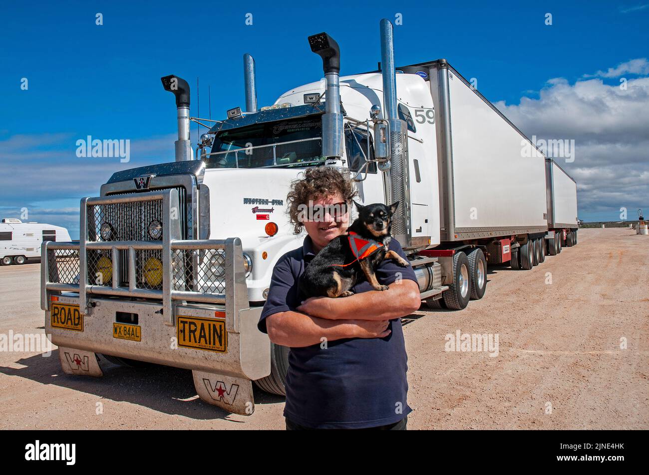 Fay Frances-Lewis, camionista donna sulla strada con il B-Double guida 75 tonnellate di pomodori maturi 2695 km tra Perth e Adelaide due volte a week.Covering oltre 10.000 km alla settimana, è accompagnata da suo marito come fuori-sider e il suo cane da compagnia. Foto Stock