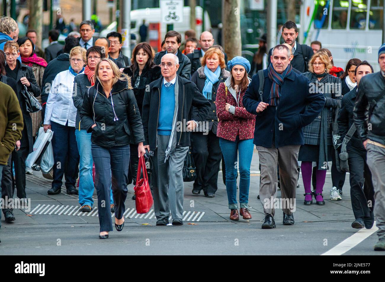 I pendolari di Melbourne che si dirigono verso la stazione ferroviaria di Flinders Street dopo il lavoro in una giornata invernale Foto Stock