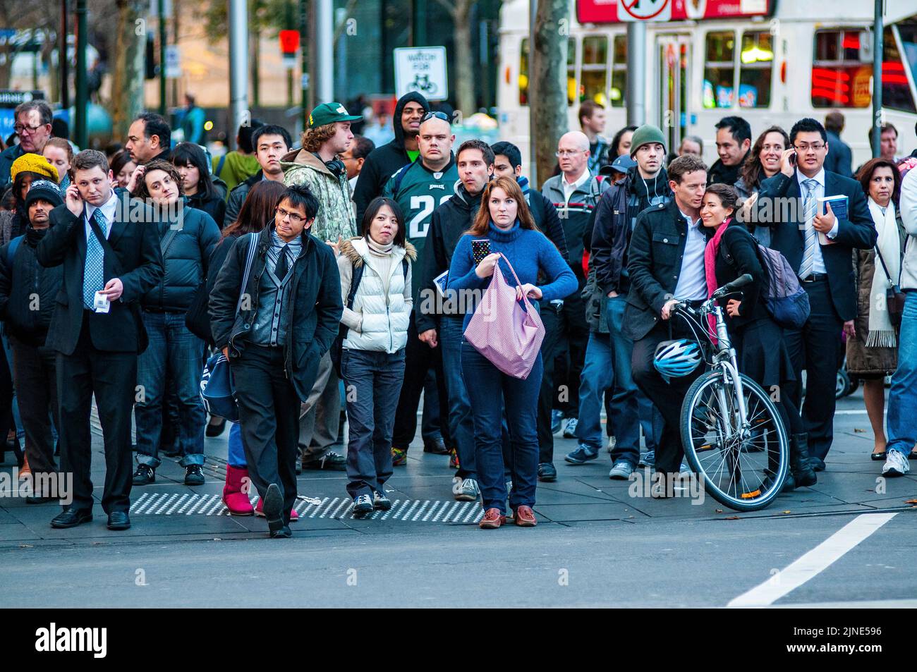 I pendolari di Melbourne che si dirigono verso la stazione ferroviaria di Flinders Street dopo il lavoro in una giornata invernale Foto Stock
