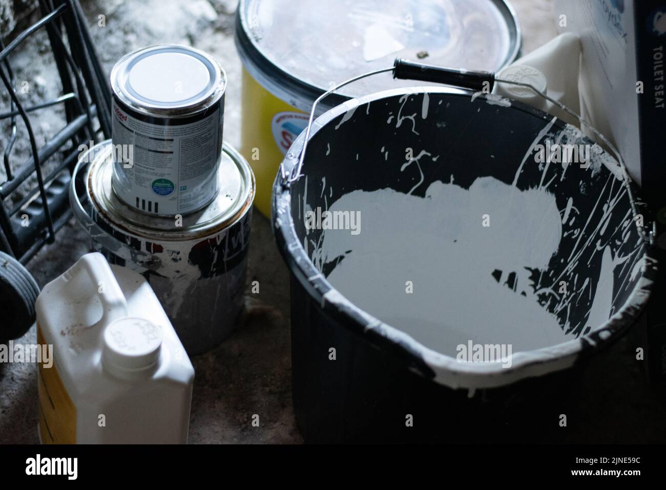 Lavoro di verniciatura lavoro di verniciatura vernice bianca in secchio diy progetto di decorazione Foto Stock