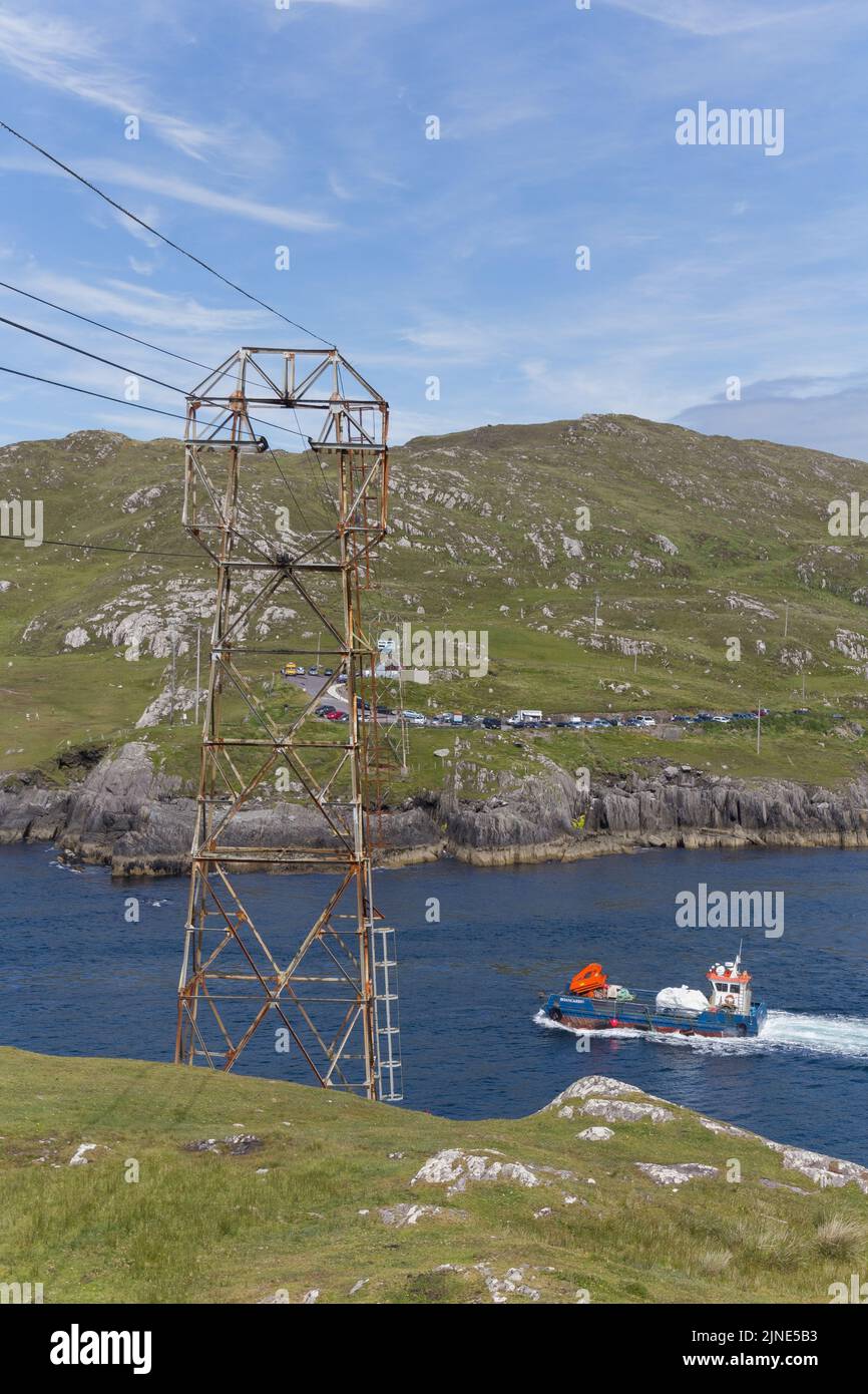 Una ripresa verticale di una vecchia funivia a Dursey Island, Irlanda Foto Stock