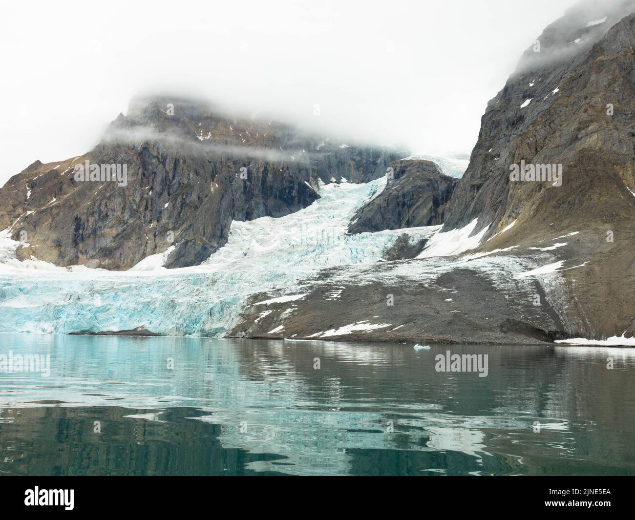Samarinbreen finì in un fronte calvante a Samarinvagan, una baia sul lato sud del fiordo di Hornsundfjord. Foto Stock
