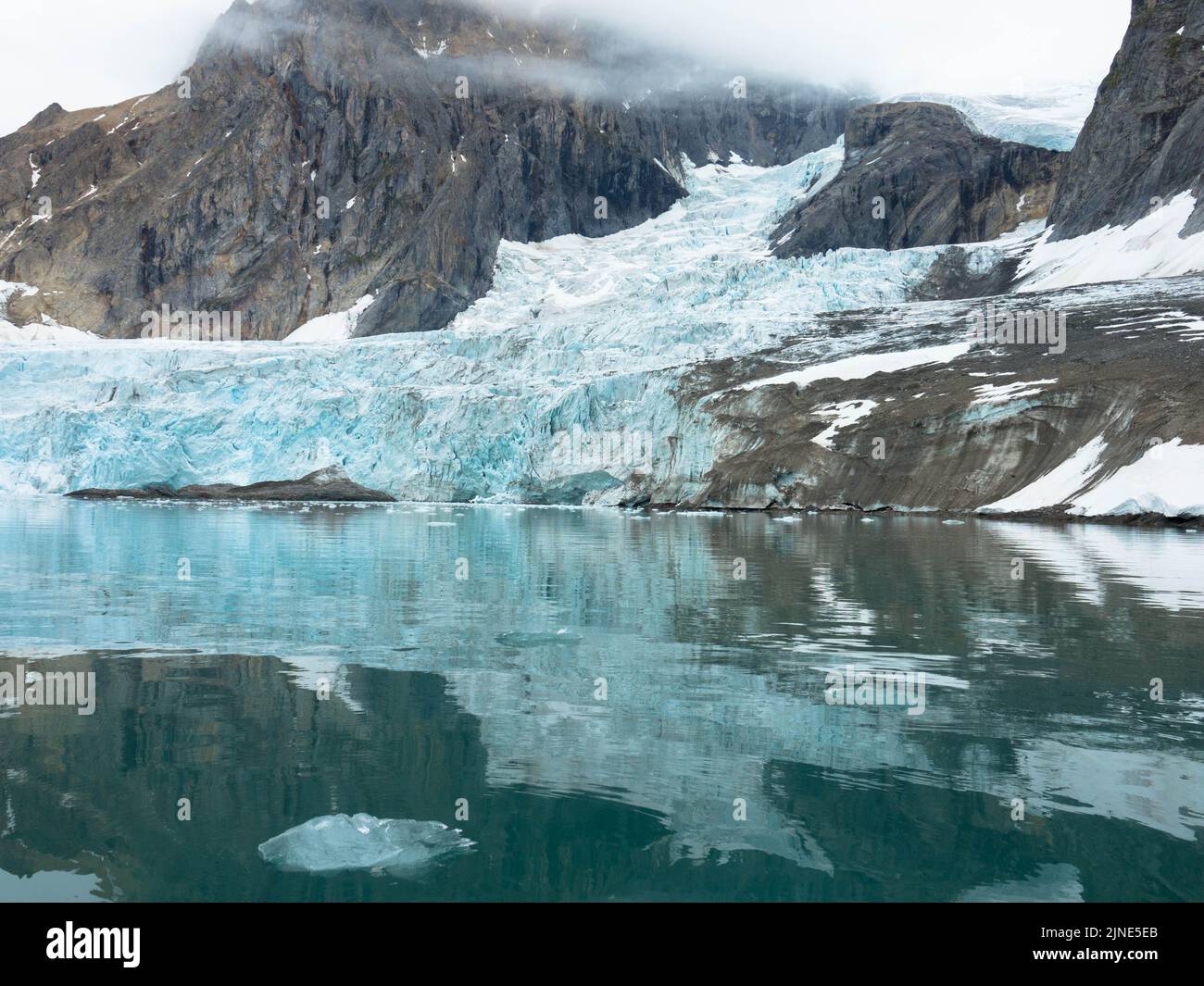 Samarinbreen finì in un fronte calvante a Samarinvagan, una baia sul lato sud del fiordo di Hornsundfjord. Foto Stock