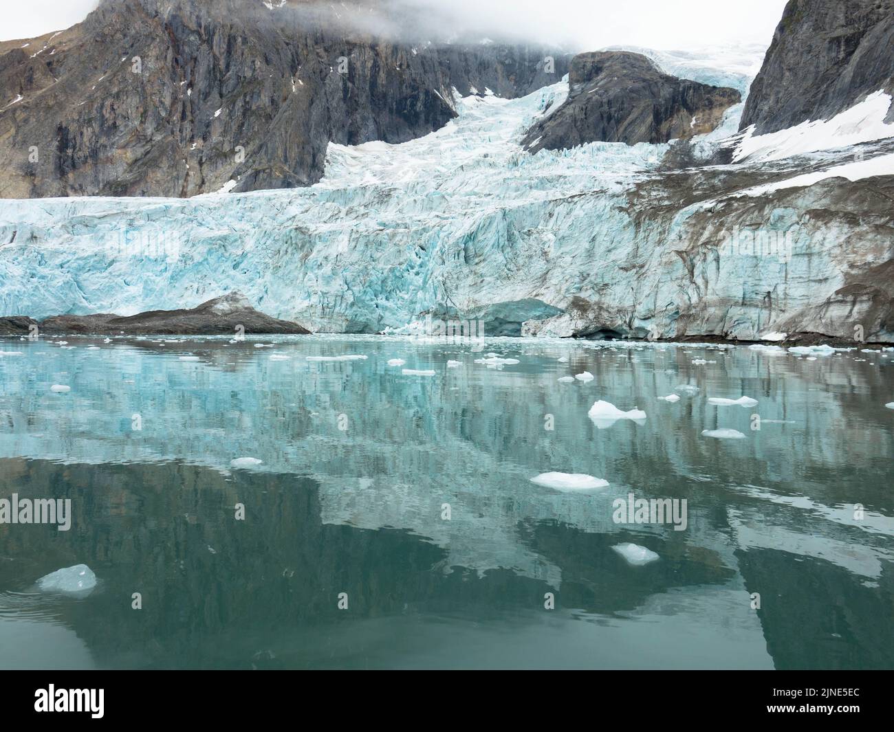 Samarinbreen finì in un fronte calvante a Samarinvagan, una baia sul lato sud del fiordo di Hornsundfjord. Foto Stock