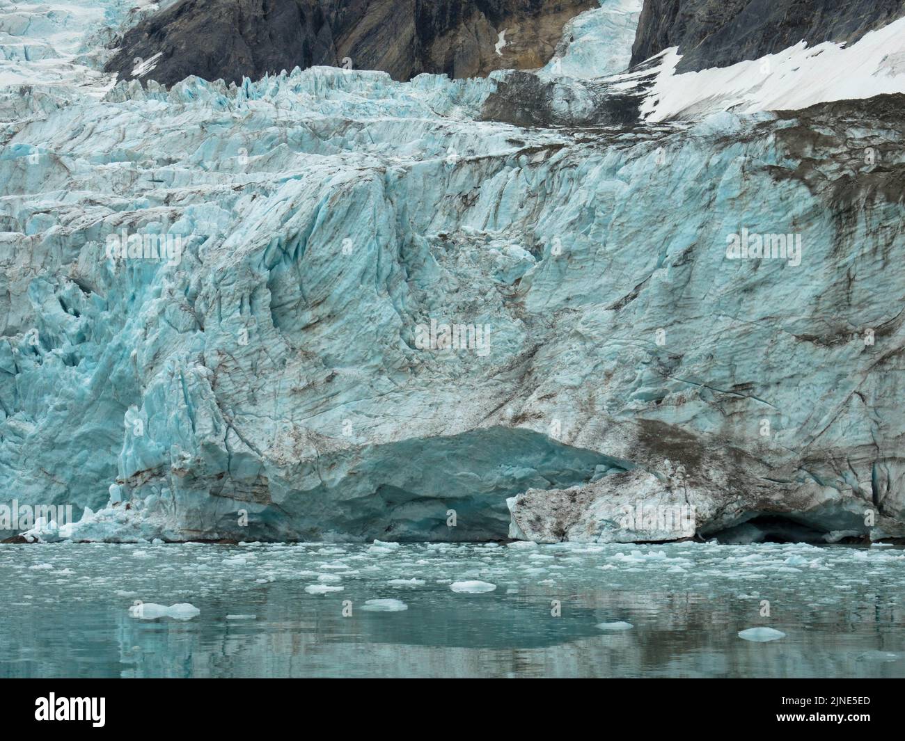 Samarinbreen finì in un fronte calvante a Samarinvagan, una baia sul lato sud del fiordo di Hornsundfjord. Foto Stock