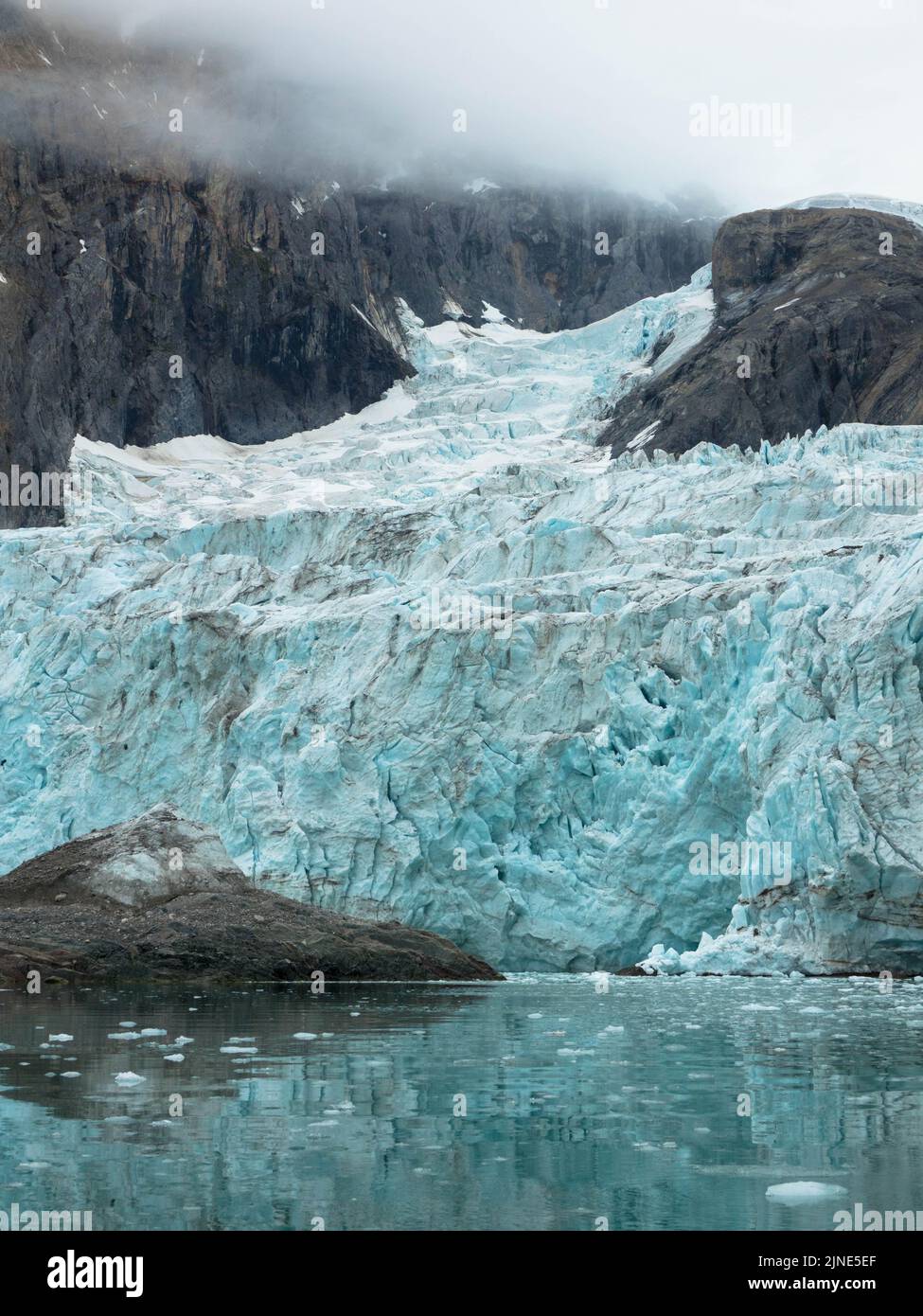 Samarinbreen finì in un fronte calvante a Samarinvagan, una baia sul lato sud del fiordo di Hornsundfjord. Foto Stock