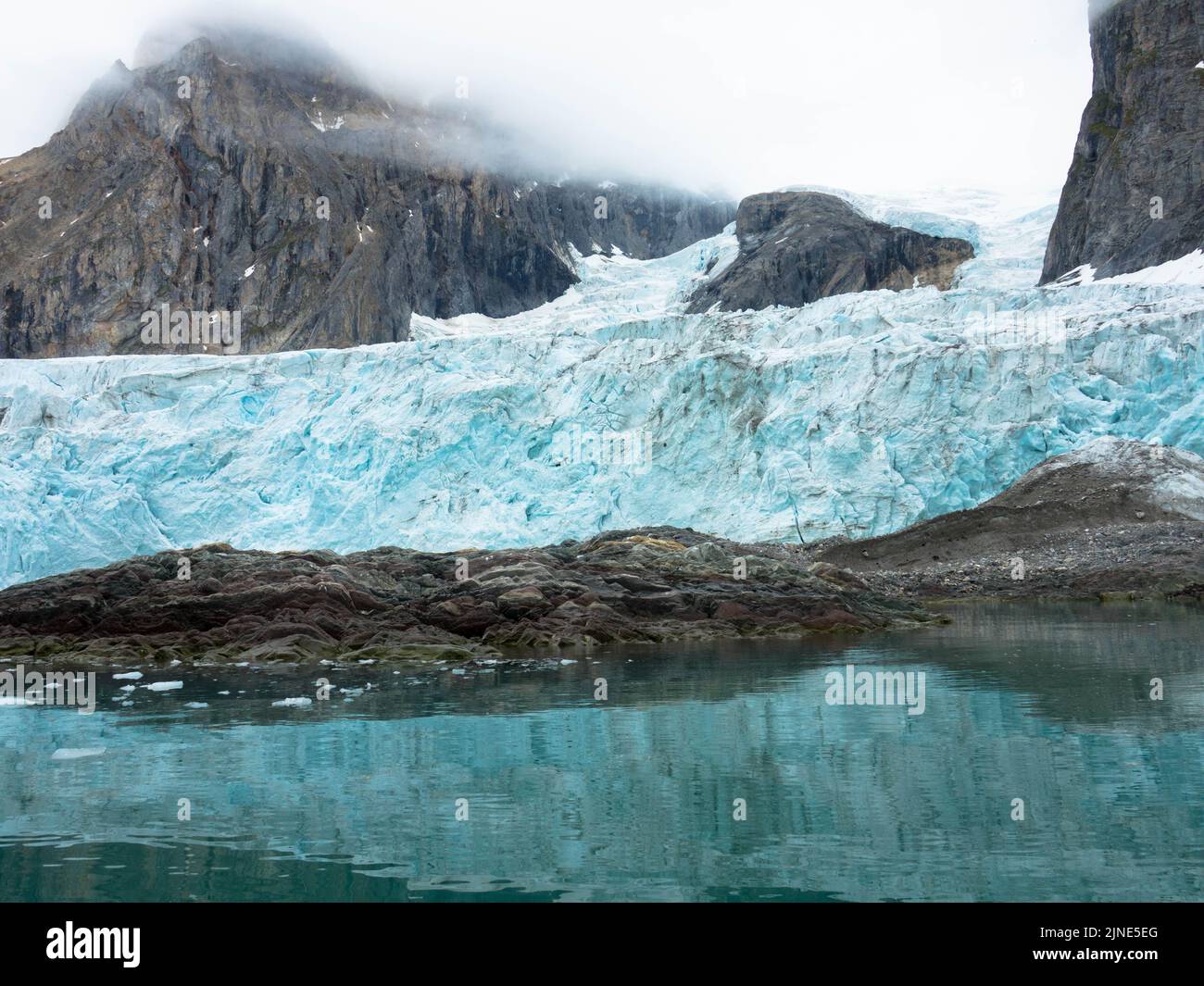 Samarinbreen finì in un fronte calvante a Samarinvagan, una baia sul lato sud del fiordo di Hornsundfjord. Foto Stock