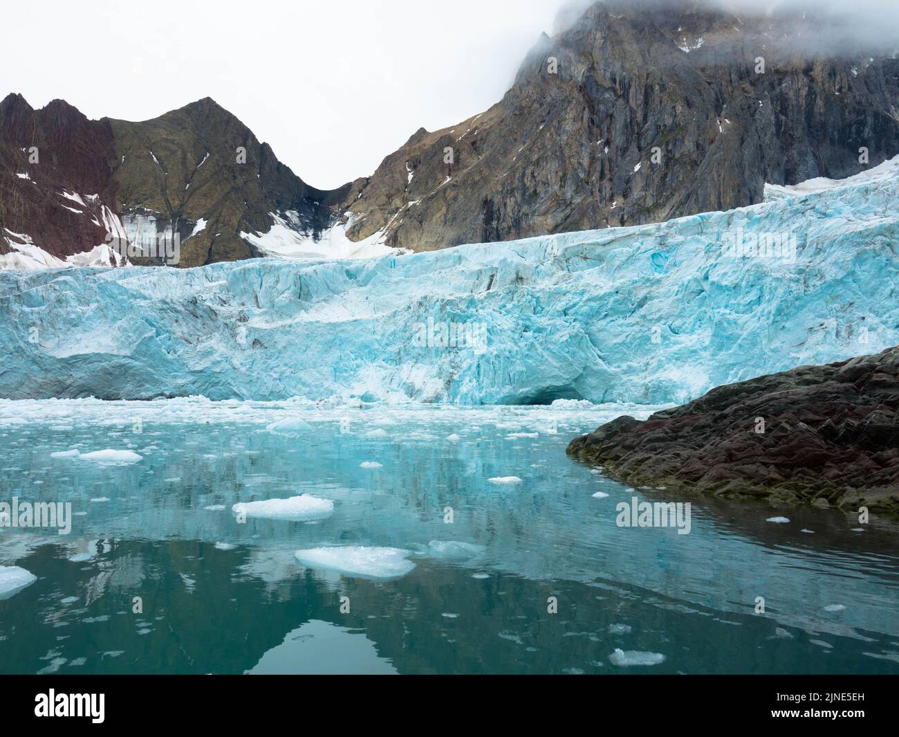 Samarinbreen finì in un fronte calvante a Samarinvagan, una baia sul lato sud del fiordo di Hornsundfjord. Foto Stock