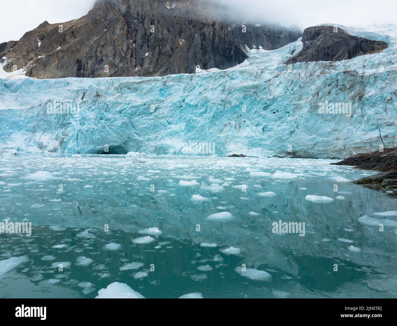 Samarinbreen finì in un fronte calvante a Samarinvagan, una baia sul lato sud del fiordo di Hornsundfjord. Foto Stock