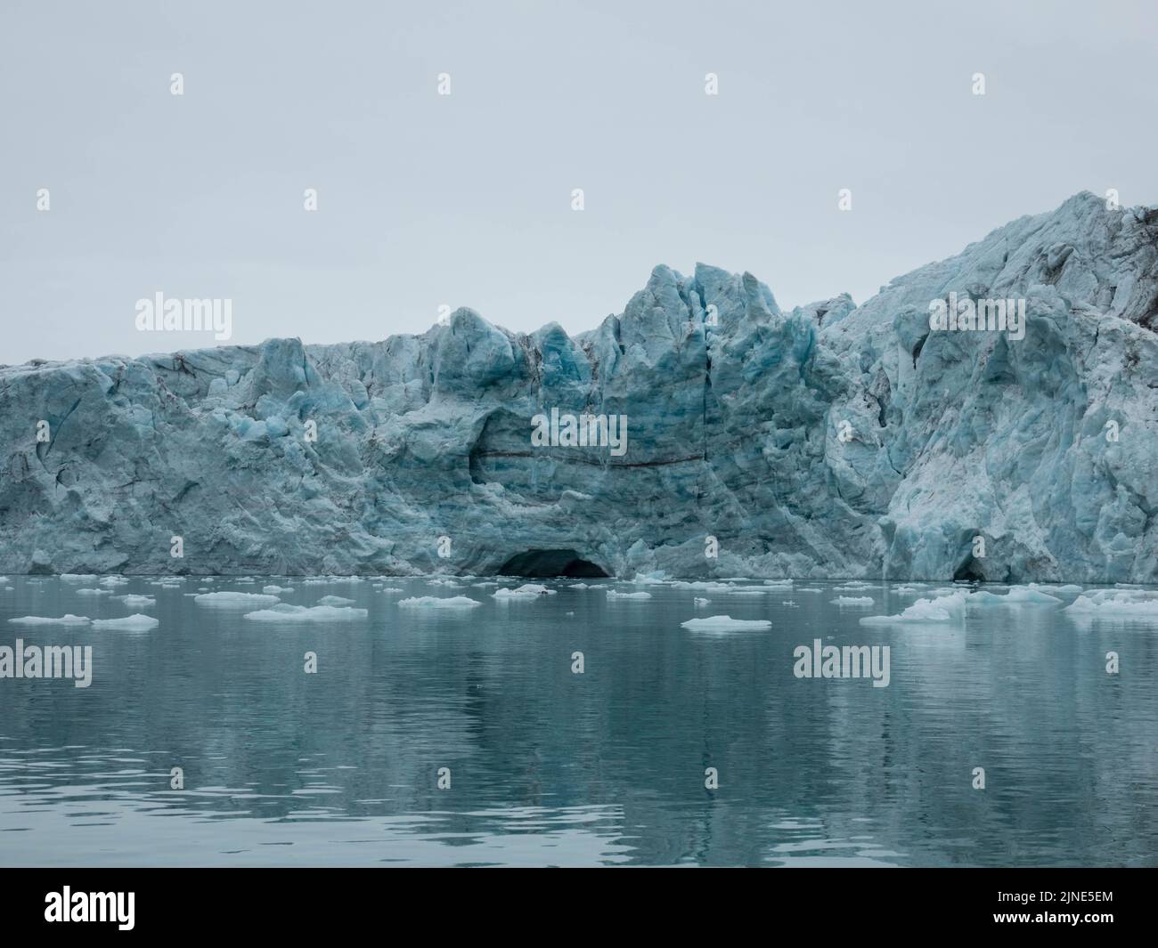 Samarinbreen finì in un fronte calvante a Samarinvagan, una baia sul lato sud del fiordo di Hornsundfjord. Foto Stock