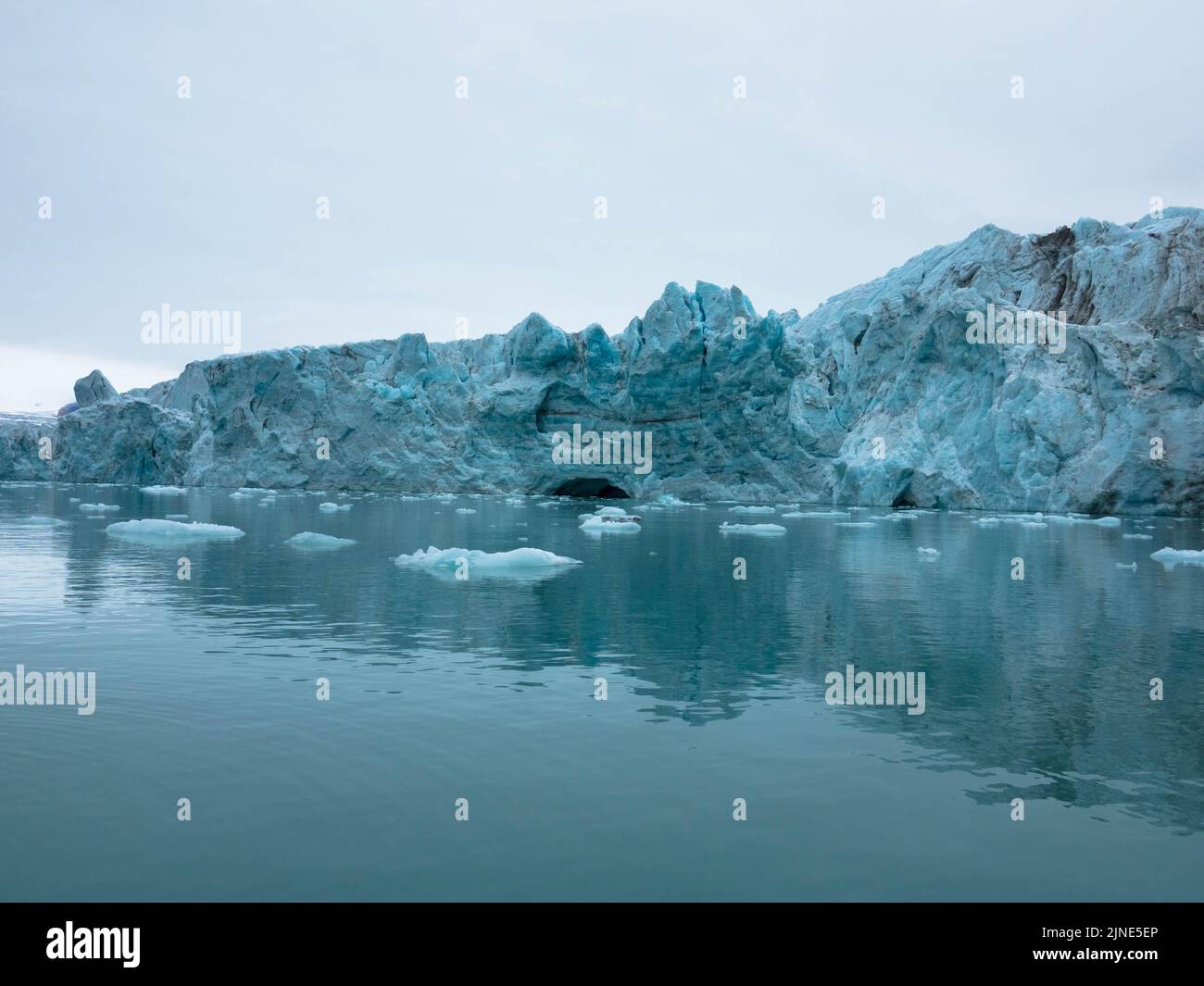 Samarinbreen finì in un fronte calvante a Samarinvagan, una baia sul lato sud del fiordo di Hornsundfjord. Foto Stock