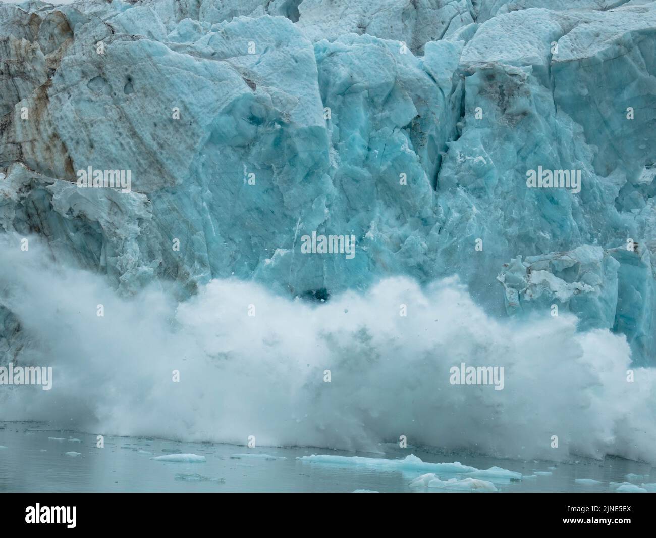 Samarinbreen finì in un fronte calvante a Samarinvagan, una baia sul lato sud del fiordo di Hornsundfjord. Foto Stock