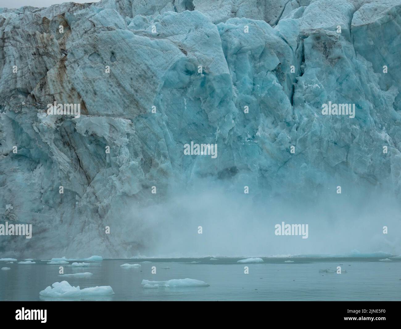 Samarinbreen finì in un fronte calvante a Samarinvagan, una baia sul lato sud del fiordo di Hornsundfjord. Foto Stock