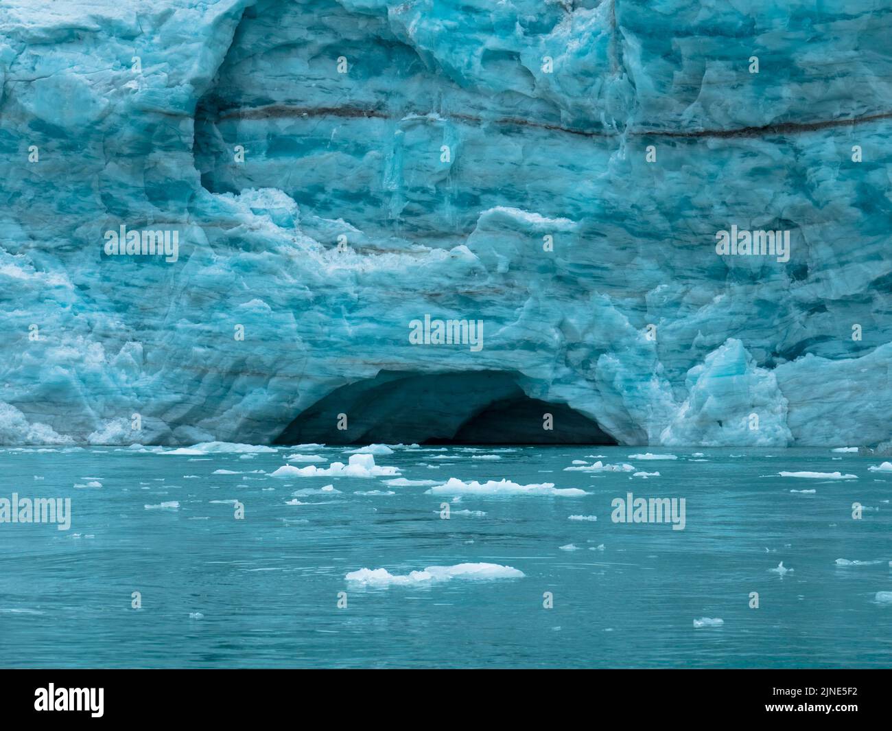 Samarinbreen finì in un fronte calvante a Samarinvagan, una baia sul lato sud del fiordo di Hornsundfjord. Foto Stock